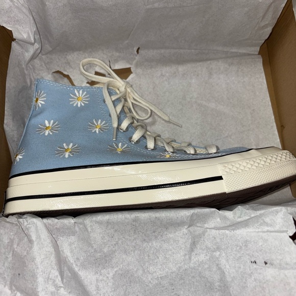 Converse Sz 8 1/2 NIB Blue with Embroidered Daisies High Top Tennis Shoes - Picture 6 of 7